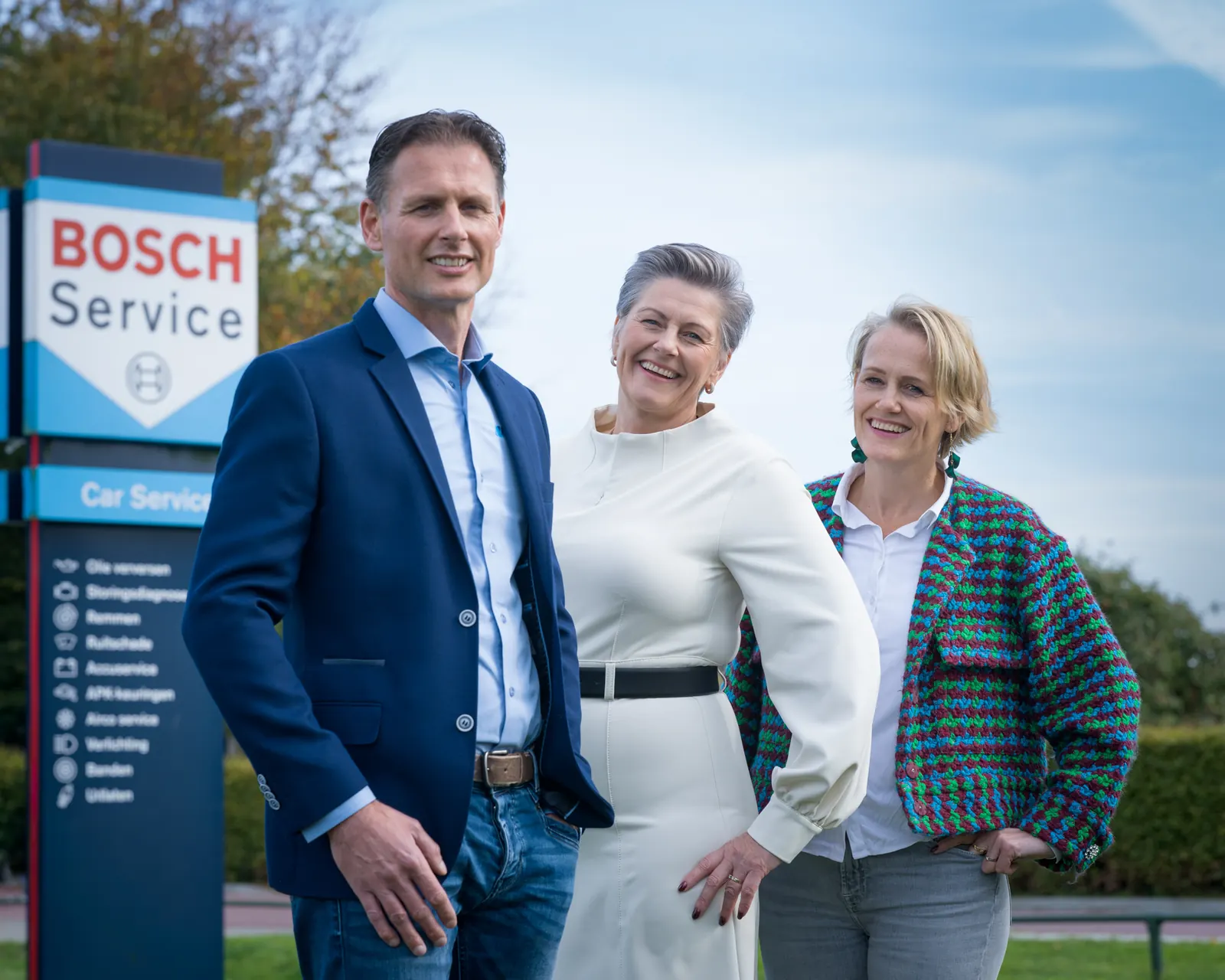 Gerrit, Hennie en Anneke Wijnne bij de vestiging
