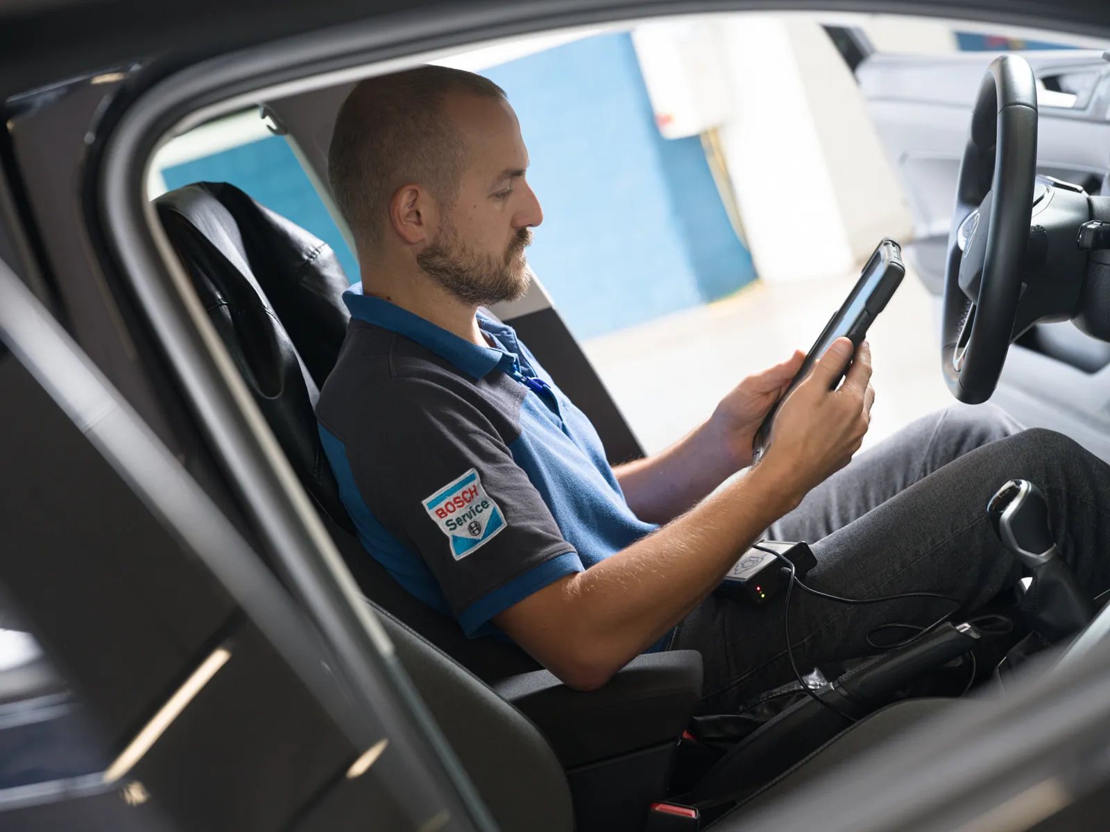 Monteur voert een diagnose uit in een auto in Doornspijk