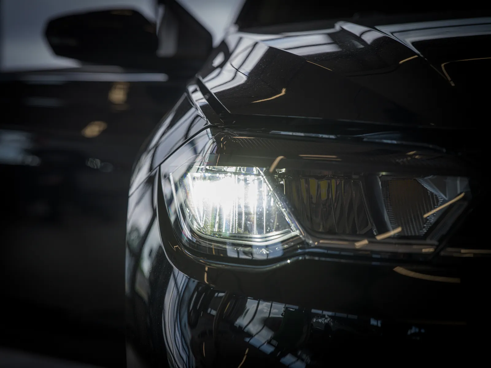 Koplampdetail van een auto in de werkplaats